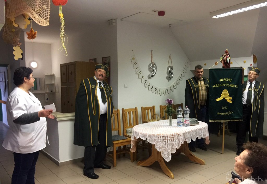 A Fényes-házban járt a Bihari Mézlovagrend 02